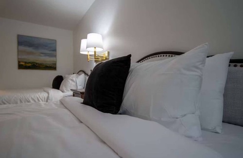 Eureka Springs Historic District Hotel | Queen Suite #8 at Glory Dayz!