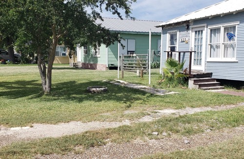 Rockport Cabin | Quick 2-5 minute walk to Old-Town Rockport