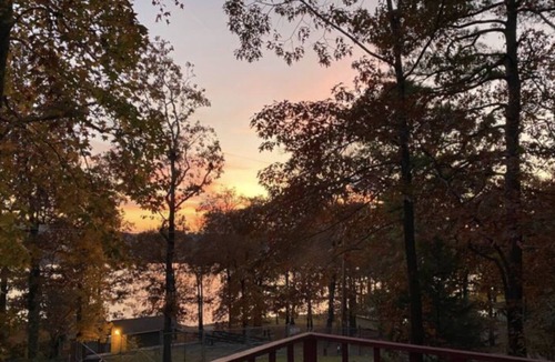 Piney Cottage | Razorback Red Lakeside Cottage