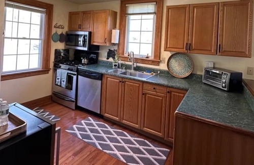 Windham House | Red Fox Townhouse miniature golf & spa hot tub, corn hole, fire pit & BBQ grill
