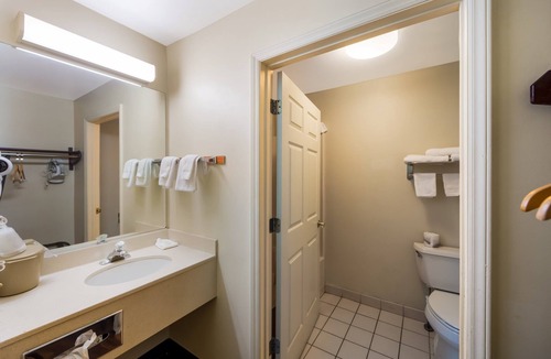 Hendersonville Hotel | Red Roof Inn Hendersonville