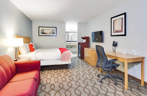 Ingleside Hotel | Relax and Unwind! Swimming Pool, Free Parking, Free Breakfast!