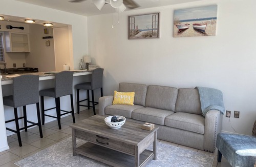 Mid America Condo | Relaxation Retreat-Cozy “Retreat” to unwind located directly on the water’s edge