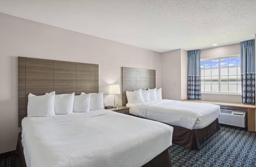 Blue Springs Hotel | Relaxing Private Room Close to Blue Springs Dining & Shopping Spots