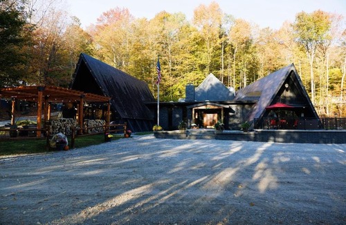 Killington Cabin | Rent An Inn! Takeover the Birch Ridge with your group, Mountain Lodge- 11 Rooms, Bar, Fireplace, 28ppl home
