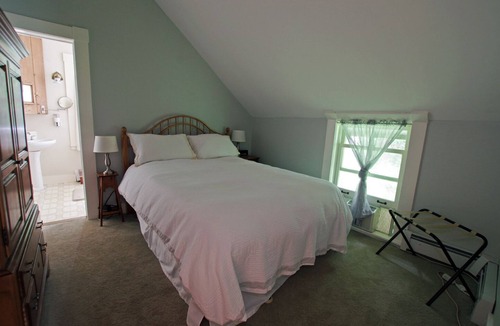 Wilmington House | Rent the Carriage House at The WiIlmington Inn-all property amenities included!