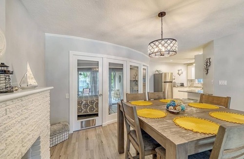 Laurel Park House | Ritzy Palms Downtown Estate-5 minutes to beach-walking distance to downtown!