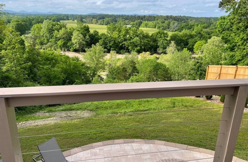 Amity Cabin | River Bluff offers luxurious living on the Caddo River, with scenic views.