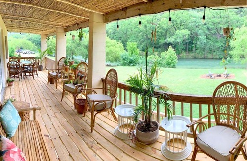 New Braunfels House | River-front Bungalow - 2br Bohemian-style Cottage