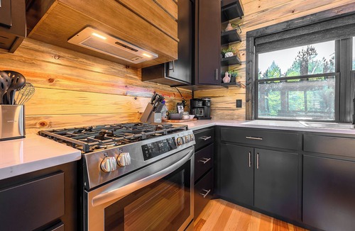 Broken Bow Cabin | Riverfront Modern Cabin/Pickle Ball/Slide/Shuffleboard/Outdoor Shower