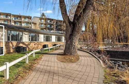 Bend Condo | Riverfront Studio with Trail Access!