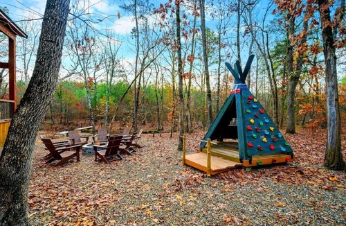 Broken Bow Cabin | Riverstone Estate | Luxe Creekside Group Getaway