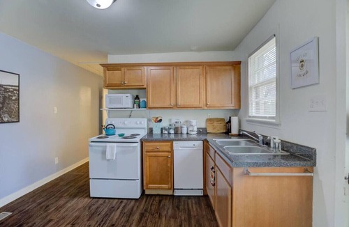 Midtown Apartment | Rock ‘n Relax: 15 Min to Graceland | Free Parking
