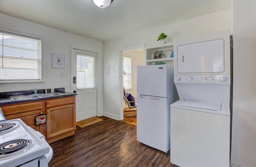 Midtown Apartment | Rock ‘n Relax: 15 Min to Graceland | Free Parking