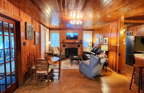 Jones Mills Cabin | Roddy's Roost Lakefront Cabin - Hot Springs AR