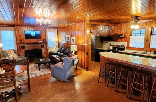 Jones Mills Cabin | Roddy's Roost Lakefront Cabin - Hot Springs AR