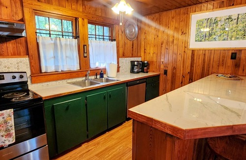 Jones Mills Cabin | Roddy's Roost Lakefront Cabin - Hot Springs AR