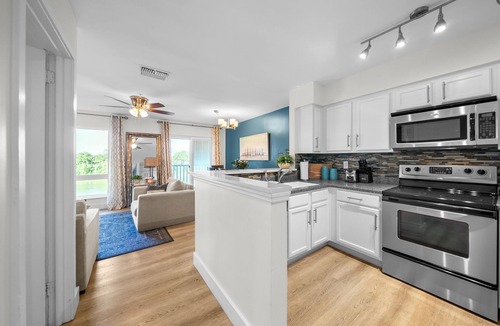North Capitol Condo | Rolling on the River- 2 King Suites-Free Parking-Pool-Riverfront balconly