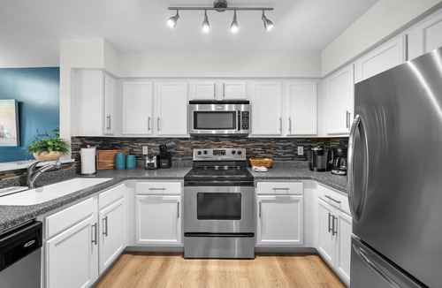 North Capitol Condo | Rolling on the River- 2 King Suites-Free Parking-Pool-Riverfront balconly