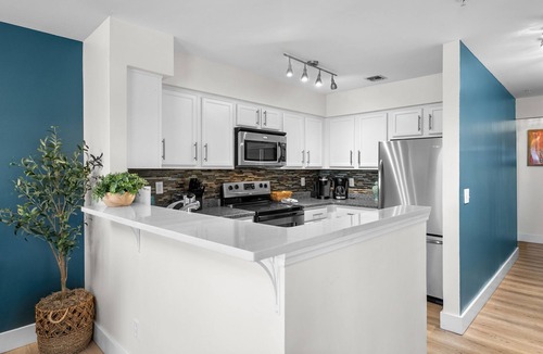 North Capitol Condo | Rolling on the River- 2 King Suites-Free Parking-Pool-Riverfront balconly