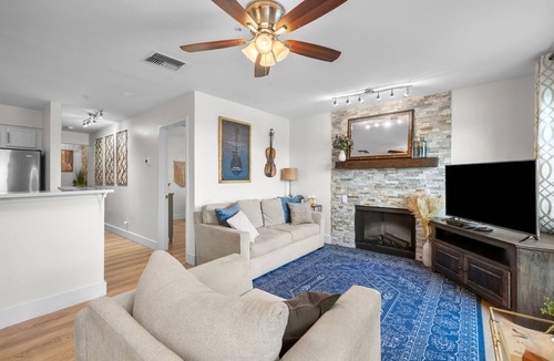 North Capitol Condo | Rolling on the River- 2 King Suites-Free Parking-Pool-Riverfront balconly