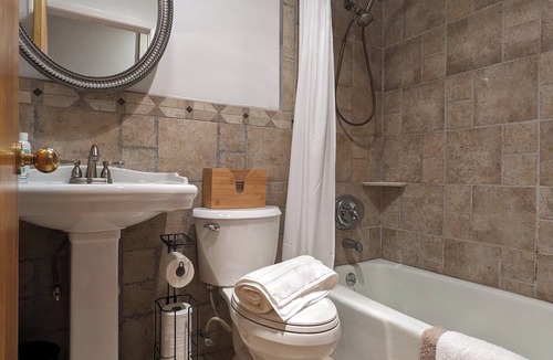 Union City Condo | Room close to NYC, Manhattan, Times Square