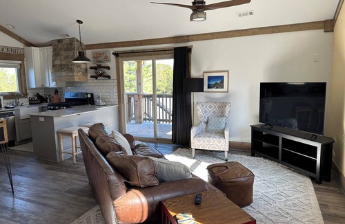 Eureka Springs Cabin | RT62 Motor Resort Crows Nest Luxury Cabin