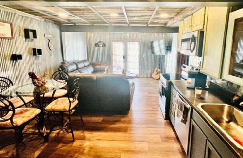 Security-Widefield House | Rustic 2BR Den 15min to Downtown, 7min to Airport!
