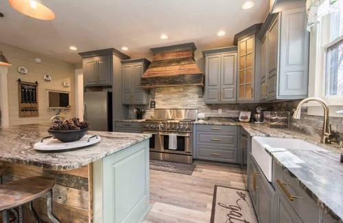 Hendersonville Cabin | Rustic Awesome 4BR Lodge w/Game Room & Fire Pit | Free Tickets