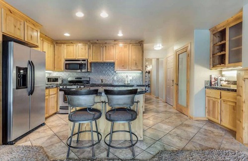 Bend Condo | Rustic Pet-Friendly Second Floor Condo