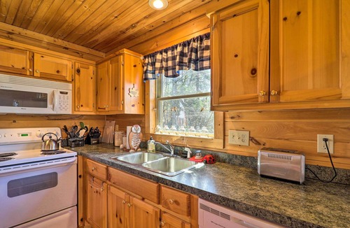Purlear Cabin | Rustic Purlear Cabin w/ Mtn Views & Game Room
