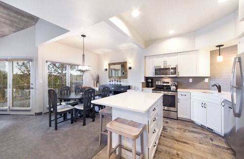 Redmond Cabin | Rustic Retreat Perfect for Peaceful Stay | Pools and Scenic River Walks Access