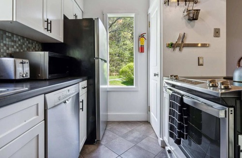 Quechee Condo | Saltbox-Style Condo, Steps from Simon Pearce