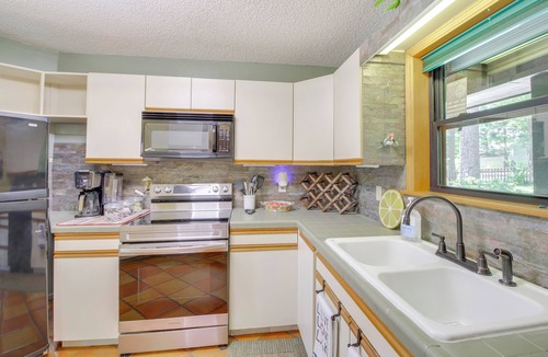 Mid America Cottage | Secluded Lake Hamilton Access: Hot Springs Home