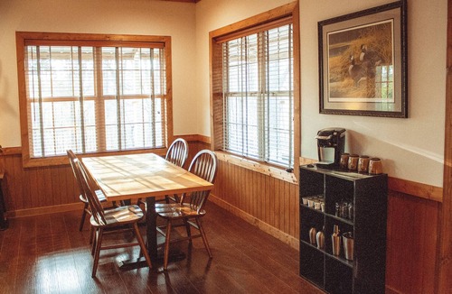 Piggott Cabin | Secluded Shop-House Retreat - Walk to Heritage Park!
