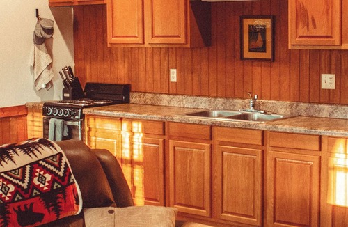 Piggott Cabin | Secluded Shop-House Retreat - Walk to Heritage Park!