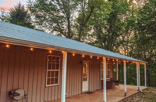 Piggott Cabin | Secluded Shop-House Retreat - Walk to Heritage Park!