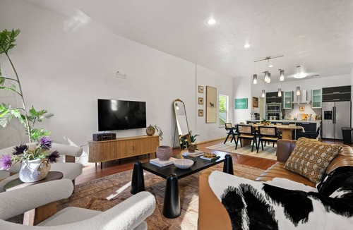 Montrose House | Serene 3BD - Rooftop, Shuffleboard - 10mins to DT