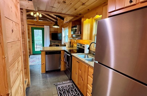 Mill Spring Cabin | Serenity Ridge Cabin B: Couple's Retreat + Hot Tub