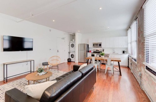 Downtown Memphis Apartment | Sleek Historic Gem: Walk to Beale St, Eats & Music