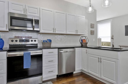 Dickson Apartment | *Sleeps 4* Downtown USA ~ Walkable Dickson Apt
