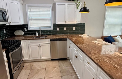 Harrison Apartment | Sleeps 9 Steps to NYC trains FREE parking