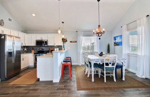 Port Aransas House | Slow M'Ocean- Close to EVERYTHING, PRIVATE HEATED Pool & 6 passenger Golf Cart!