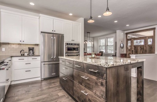 Bend House | SONrise House - spacious West Side Beauty w Hot Tub and views!