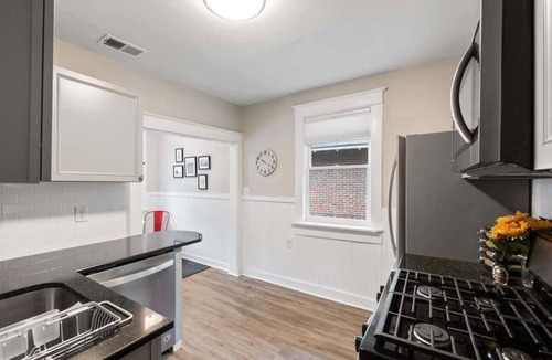 Midtown Apartment | Sophisticated 2 Bedroom w/Queen Beds, "Location!"