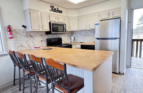 Lake Hamilton Condo | South Shore 1 Bdrm/Amazing Amenities! MiniGolf, Hot Tub, Sauna & More!
