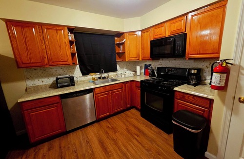 Elizabeth Apartment | Spacious 3-bedroom apartment with WiFi, AC in Elizabeth, NJ