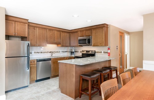 West Dover Condo | Spacious 3-Bedroom Penthouse w/Sauna & Fireplace