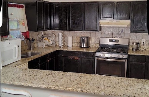Newark Apartment | Spacious 4-bedroom apartment 1 king bed, 4 queen bed in Newark
