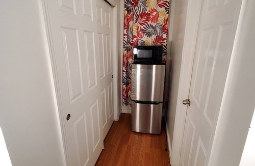 Newark Apartment | Spacious 4-bedroom apartment 1 king bed, 4 queen bed in Newark